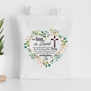 Peut inclure: Un sac fourre-tout blanc avec un motif de c&oelig;ur floral et le texte "FOR GOD so Loved the world that He gave His Only Begotten Son that whoever believes in Him should not perish but have everlasting Life".