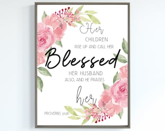 Pode incluir: Um design de arte de parede imprimível com flores de aquarela rosa e uma citação de Provérbios 31:28. A citação diz: "Seus filhos se levantam e a chamam de abençoada. Seu marido também, e a elogia."