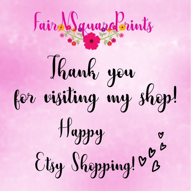 K&ouml;nnte beinhalten: Rosafarbener Hintergrund mit dem Text "Fair Square Prints" in schwarzer Schrift mit einem floralen Design &uuml;ber dem Text. Unter dem floralen Design befindet sich der Text "Vielen Dank f&uuml;r Ihren Besuch! Frohes Etsy-Shopping!" in schwarzer kursivschrift mit rosa Herzen.