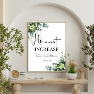 Peut inclure: Une impression murale imprimable blanche avec un motif floral vert et le texte "Il faut qu'il croisse, mais moi il faut que je diminue. Jean 3:30".