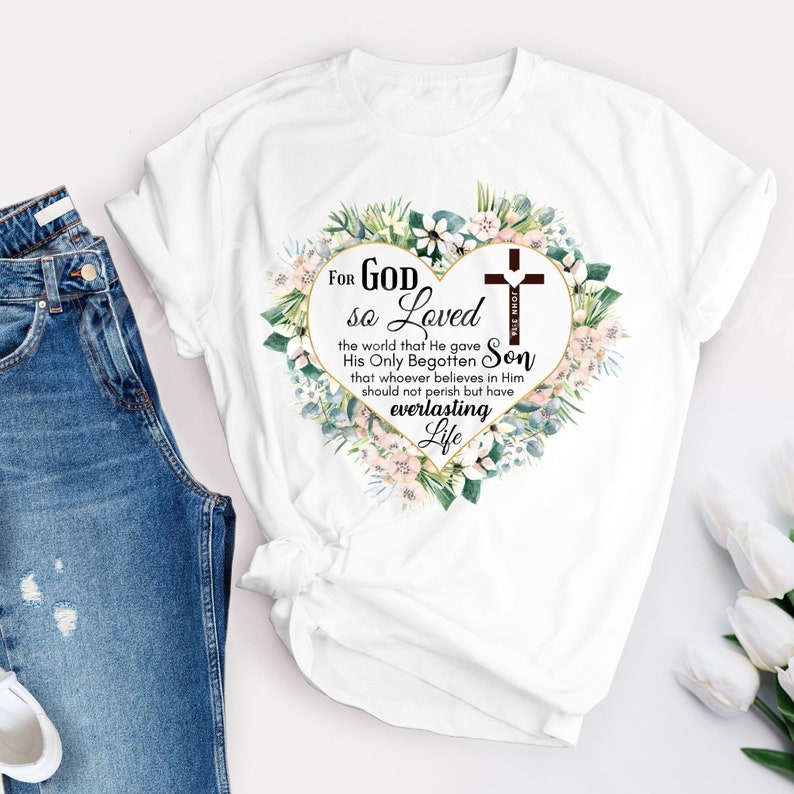 Peut inclure: T-shirt blanc avec un motif de c&oelig;ur floral et le texte "For God so Loved the world that He gave His Only Begotten Son that whoever believes in Him should not perish but have everlasting Life".