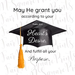 Pode incluir: Um chapéu de formatura preto com uma borla dourada, com o texto "May He grant you according to your Heart's Desire, And fulfill all your Purpose." e "Psalm 20:4" em um fundo branco.