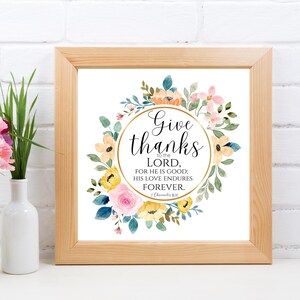 Może przedstawiać: Wydruk w ramie z akwarelowym wieńcem kwiatowym otaczającym złote koło z tekstem "Give thanks to the LORD, for he is good; his love endures forever. 1 Chronicles 16:34".