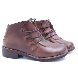 Handgemachte minimalistische flache Lederstiefel, braune Stiefeletten