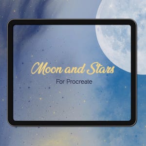 Op de afbeelding: Een digitaal kunstwerk op een tablet met de tekst "Moon and Stars For Procreate" in gouden letters. De achtergrond is een blauwe en paarse gradiënt met een volle maan en sterren.
