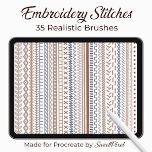 Puede incluir: Una tableta digital muestra varios patrones de puntadas de bordado en marrón, beige y azul. El texto "Embroidery Stitches" y "35 Realistic Brushes" están en la parte superior. Un lápiz óptico descansa sobre la pantalla. El texto inferior dice "Made for Procreate by SweetPixel."