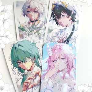 Può includere: Quattro stampe artistiche di personaggi in stile anime. Ogni stampa presenta un personaggio diverso con colori di capelli unici: bianco, verde scuro, nero e rosa. I personaggi sono raffigurati con tratti del viso dettagliati e accenti floreali.