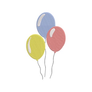 Puede incluir: Tres globos atados juntos, uno azul, uno amarillo y uno rosa.