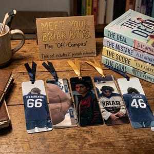Könnte beinhalten: Fünf rechteckige Lesezeichen mit Bildern von Eishockeyspielern und Sportszenen, jeweils mit einem Band am oberen Ende. Ein Pappschild trägt die Aufschrift MEET YOUR BRIAR BOYS. The Off-Campus. This set includes 20 printable bookmarks. Vier Bücher von Elle Kennedy liegen daneben.