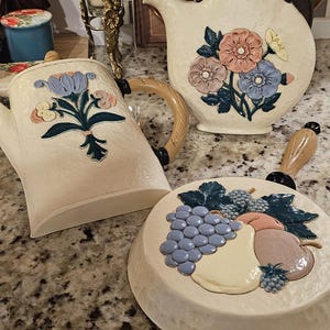 Vintage Homco 3-Piece Kitchen Wall Plaques – Teapot, Coffee Pot, Fruit Skillet Decor