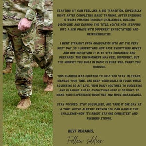 Puede incluir: Imagen con la palabra "¡Hola!" y un mensaje sobre el inicio de AIT. La imagen muestra soldados con uniformes de camuflaje y botas sobre hierba. El texto fomenta la concentración y la disciplina.