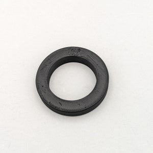 Compatible con John Deere 1023E, 1023R y 1026R. Reemplaza el sello del eje/cubo (LVU802855).