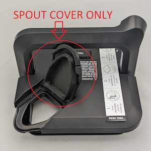 Puede incluir: Una tapa de boquilla de plástico negro para un dispensador. La tapa está etiquetada con "PEEL HERE" y tiene instrucciones para fijarla al dispensador. El texto "SPOUT COVER ONLY" está escrito sobre la tapa.