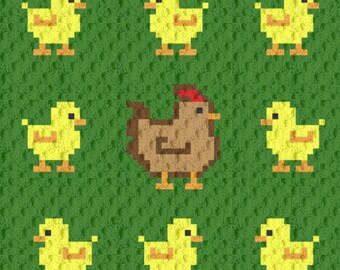 Pode incluir: Um frango de crochê marrom cercado por nove pintinhos de crochê amarelos em um fundo verde.