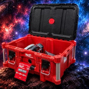 Puede incluir: Una caja de herramientas roja Milwaukee Packout con tapa negra abierta, que presenta refuerzos metálicos en las esquinas y una etiqueta roja en el frente que dice "MOST VERSATILE DURABLE MODULAR STORAGE SYSTEM" con varios iconos y detalles.