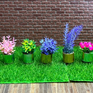 Pretty Vintage plants in a silver or golf colored metal pot. Available in 5 colors. Ideal for garden1/12 scale 13308,13309,13310,13311,13312