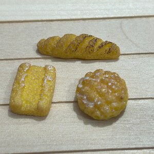 Nice set of 3 breads for kitchen or bakery Scale 1/12 for Dollhouse. 11804
