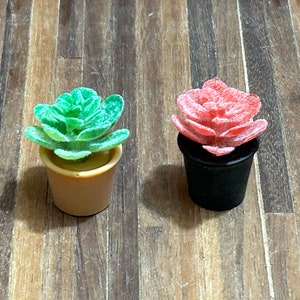 Beautiful little decorative plastic plants. Imitation terracotta pots. Offered in 2 styles. 1/12 scale for Dolls House. 14402