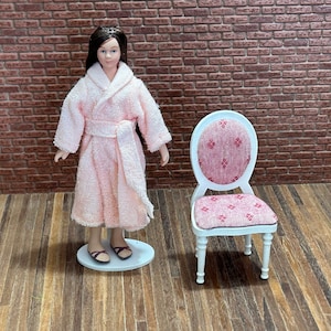 Beautiful white chair with turned legs with backrest and seat in pink fabric. 1/12 scale for Dollhouse. 12223