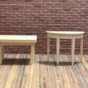 Peut inclure: Deux tables en bois, l'une rectangulaire et l'autre en demi-cercle, sur un plancher en bois devant un mur en briques.