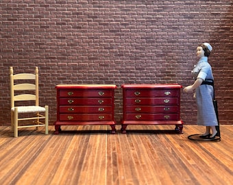 Vintage-style chest of drawers in mahogany wood, with curved front and top, molded base, curved legs. 1:12 scale for dollhouses. 21406-21600