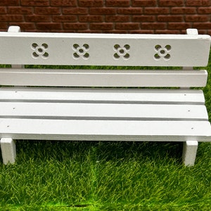 Vintage style garden bench in white painted wood with patterns at the top of the backrest. 1/12 scale for Dollhouse. 12008
