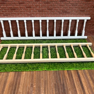 Peut inclure: Deux rampes en bois, l'une blanche et l'autre en bois naturel, sont présentées sur une surface de gazon artificiel vert. La rampe blanche est au-dessus de la rampe en bois naturel.