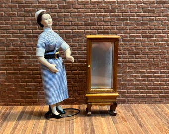 Living room bookcase in walnut-colored wood, with two shelves and two functional doors. 1 1/12 scale for dollhouses. 21904.