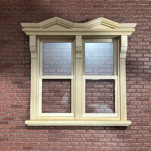 Peut inclure: Une fenêtre à double battant avec une garniture décorative et deux vitres. La fenêtre est encastrée dans un mur de briques.