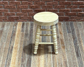 Beautiful little round stool in natural varnished wood with turned legs. 1/12 scale for Dolls House. 12401.