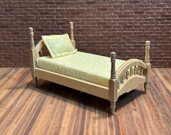 Beautiful single bed in natural varnished wood, arched headboard, duvet, and pillow included. 1:12 scale for dollhouses. 20502.