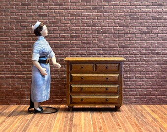 Wooden chest of drawers with four functional drawers and turned legs. 1:12 scale for dollhouses. 22402.