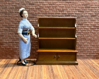Living room bookcase in walnut-colored wood, with two shelves and two functional doors. 1 1/12 scale for dollhouses. 21904.
