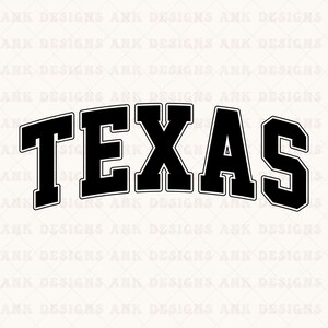 Peut inclure: Graphique noir et blanc du mot "TEXAS" dans une police de caractères audacieuse de style universitaire. Les lettres sont noires avec un contour blanc, sur un fond blanc avec un motif répété de "ANK DESIGNS".