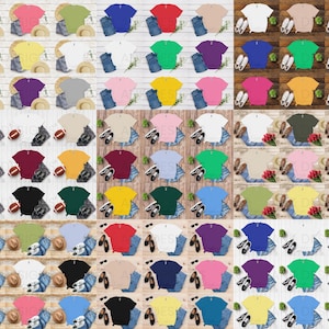 K&ouml;nnte beinhalten: Eine Sammlung verschiedenfarbiger T-Shirts, jeweils kombiniert mit Jeansshorts, Schuhen und einem Strohhut. Die Shirts sind in einer Vielzahl von Farben erh&auml;ltlich, darunter Schwarz, Rosa, Blau und Gr&uuml;n. Die Artikel sind auf einer Holzoberfl&auml;che angeordnet.