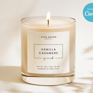 Peut inclure: Une bougie allumée à la vanille et au cachemire dans un pot en verre transparent. L'étiquette indique "YOUR BRAND CANDLE CO." et "VANILLA CASHMERE soy wax candle." La bougie pèse 113g et brûle pendant 20 heures. Le texte "EDITABLE ON Canva" est dans un cercle bleu.