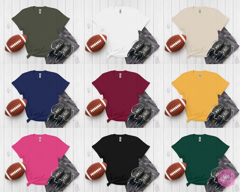 K&ouml;nnte beinhalten: Neun verschiedenfarbige T-Shirts, jeweils kombiniert mit einem Football und Turnschuhen. Farben sind Olivgr&uuml;n, Wei&szlig;, Beige, Marineblau, Burgunderrot, Gelb, Pink, Schwarz und Dunkelgr&uuml;n. Die Shirts sind auf hellem Holzmaserungshintergrund angeordnet.