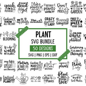 Può includere: Una raccolta di 50 design SVG a tema piante, tra cui frasi come "Plant Mom", "Fiorisci dove sei piantato" e "Le piante sono la mia terapia". Disponibili nei formati SVG, PNG, EPS e DXF. Il testo è nero e scritto a mano.