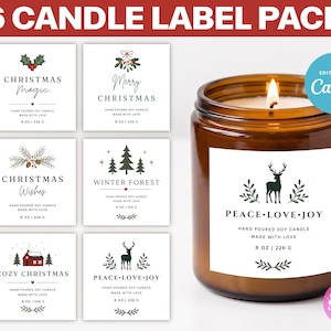 Könnte beinhalten: Ein Set aus sechs quadratischen Kerzenetiketten mit weihnachtlichen Motiven und Texten wie Christmas Magic, Merry Christmas, Christmas Wishes, Winter Forest, Cozy Christmas und Peace Love Joy, neben einem bernsteinfarbenen Kerzenglas.