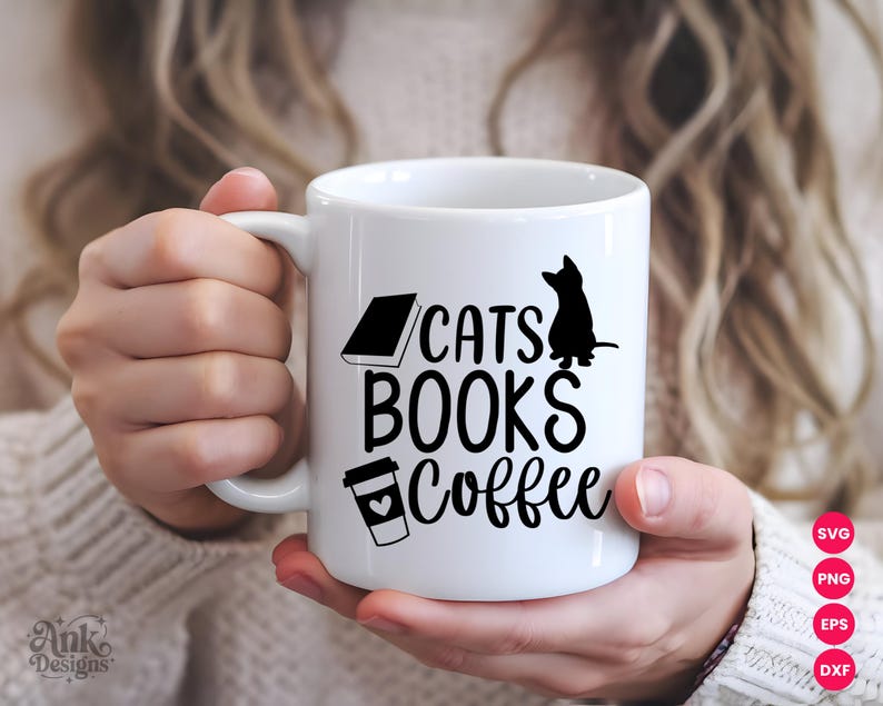 以下が含まれることがあります： 「CATS BOOKS Coffee」の文字と黒い猫のシルエットが描かれた白いセラミックマグカップ。本とコーヒーカップのグラフィックも特徴です。マグカップは人が持っています。