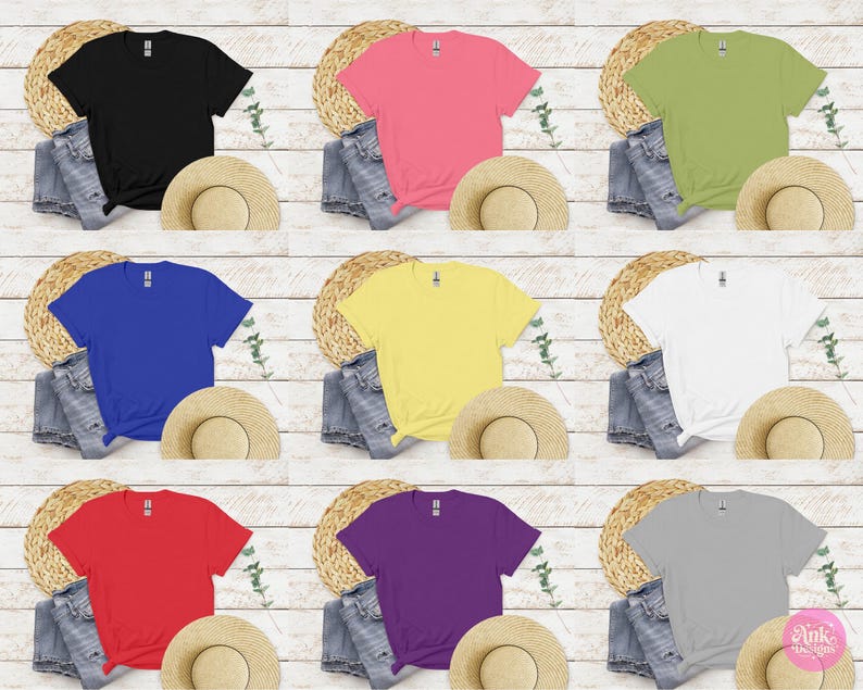 K&ouml;nnte beinhalten: Neun farbenfrohe T-Shirts in Schwarz, Rosa, Gr&uuml;n, Blau, Gelb, Wei&szlig;, Rot, Lila und Grau werden gezeigt. Jedes Shirt ist mit Jeans und einem Strohhut kombiniert, was eine l&auml;ssige, sommerliche &Auml;sthetik erzeugt. Die Shirts sind auf einem hellen Holzmaserungshintergrund angeordnet.
