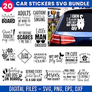 Puede incluir: Un conjunto de 20 diseños SVG de pegatinas para coches. Las pegatinas presentan varios mensajes humorísticos y relacionados con la seguridad, como "Bebé y perro a bordo" y "¡Cuidado! El conductor está cantando". Archivos digitales disponibles.