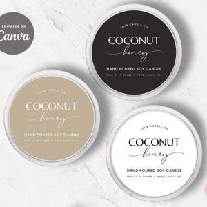 Peut inclure: Trois bougies rondes au soja avec couvercles. Chaque bougie a une couleur de fond différente : beige, noir et blanc. Le texte "COCONUT honey" est écrit en cursive. Le texte "HAND POURED SOY CANDLE" est également inclus.