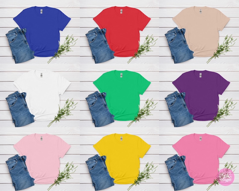 K&ouml;nnte beinhalten: Neun farbige T-Shirts in Blau, Rot, Beige, Wei&szlig;, Gr&uuml;n, Lila, Rosa, Gelb und Pink, kombiniert mit blauen Jeans. Jedes Set ist auf einer wei&szlig;en Holzoberfl&auml;che mit einem Zweig Gr&uuml;n angeordnet.