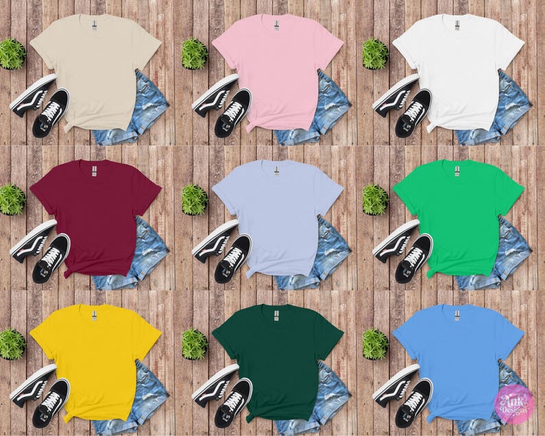 K&ouml;nnte beinhalten: Neun einfarbige T-Shirts in Beige, Rosa, Wei&szlig;, Burgunderrot, Hellblau, Gr&uuml;n, Gelb, Dunkelgr&uuml;n und Hellblau. Jedes Shirt wird mit Jeansshorts und schwarzen Turnschuhen auf einem Holzgrund gezeigt.
