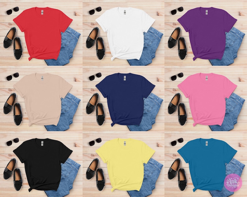 K&ouml;nnte beinhalten: Neun farbige T-Shirts in Rot, Wei&szlig;, Lila, Beige, Marineblau, Pink, Schwarz, Gelb und T&uuml;rkis. Jedes Shirt ist mit blauen Jeans, schwarzen Loafern und Sonnenbrillen kombiniert. Die Shirts sind auf einer hellen Holzmaserung angeordnet.