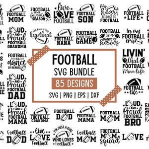 Op de afbeelding: Een digitale collectie van 85 zwart-wit grafische ontwerpen met American football-thema's, inclusief zinnen zoals My Heart Belongs To Football, Football Mom en Football Dad, gepresenteerd als een SVG-bundel met de vermelde bestandsformaten.