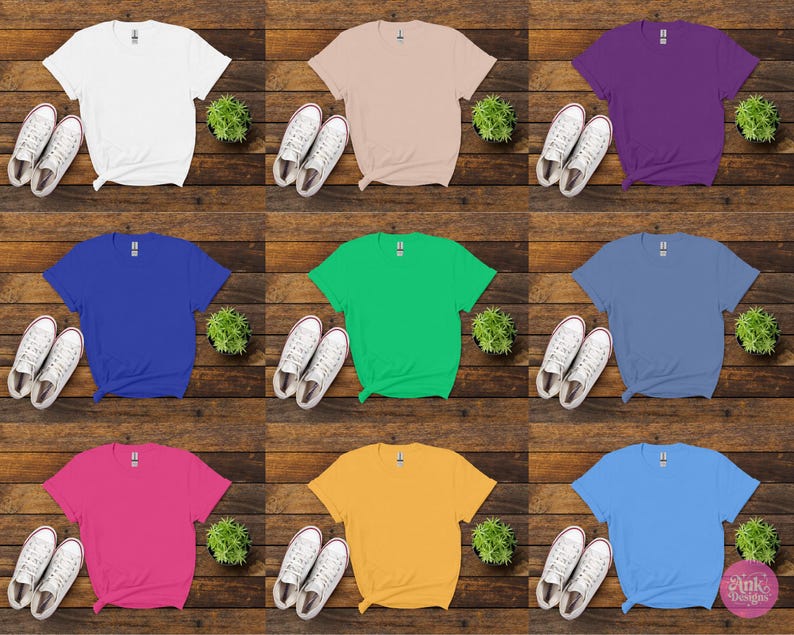 K&ouml;nnte beinhalten: Neun einfarbige T-Shirts in Wei&szlig;, Beige, Lila, Blau, Gr&uuml;n, Hellblau, Pink, Gelb und Hellblau. Jedes Shirt wird mit wei&szlig;en Turnschuhen und einer kleinen gr&uuml;nen Pflanze auf einem Holzgrund gezeigt.