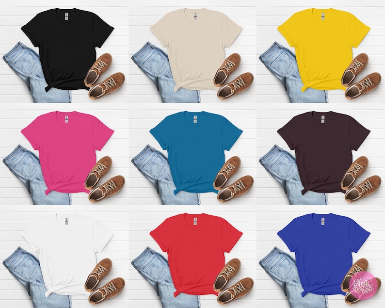 K&ouml;nnte beinhalten: Neun einfarbige T-Shirts in Schwarz, Beige, Gelb, Pink, T&uuml;rkis, Burgunderrot, Wei&szlig;, Rot und Blau. Jedes Shirt wird mit blauen Jeans und braunen Turnschuhen auf einer wei&szlig;en Holzoberfl&auml;che pr&auml;sentiert.