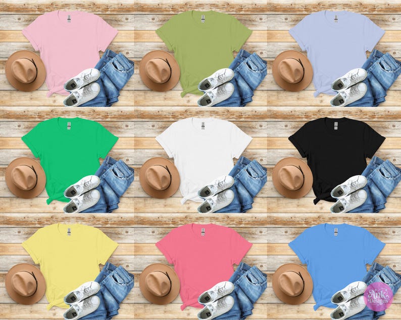 K&ouml;nnte beinhalten: Eine Sammlung von neun farbigen T-Shirts in Rosa, Gr&uuml;n, Blau, Wei&szlig;, Schwarz, Gelb und Koralle. Jedes Shirt ist mit Jeans, einem braunen Hut und wei&szlig;en Turnschuhen auf Holzgrund angeordnet.
